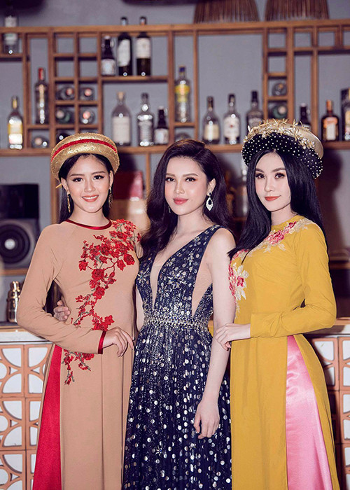 Năm 2017, Thanh Ngân và Diệu Thùy (ở giữa) vuột mất vương miện Hoa hậu Đại dương Việt Nam vào tay Lê Âu Ngân Anh (ngoài cùng bên phải). Ảnh: FBNV