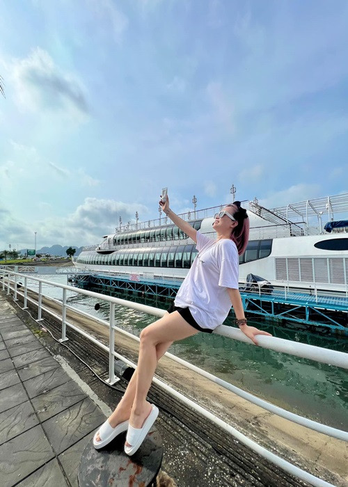 Sau khi ly hôn người chồng thứ 4, Hoàng Yến ăn mặc trẻ trung hơn.