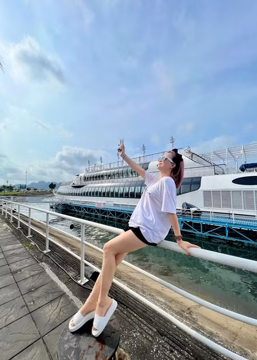 Sau khi ly hôn người chồng thứ 4, Hoàng Yến ăn mặc trẻ trung hơn.