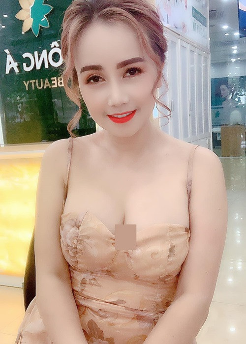 Bà mẹ ba con chuộng váy áo hai dây, xẻ ngực sâu.