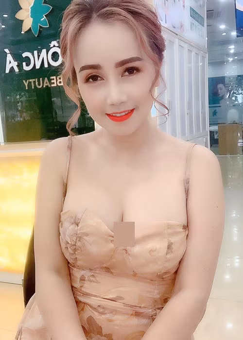 Bà mẹ ba con chuộng váy áo hai dây, xẻ ngực sâu.