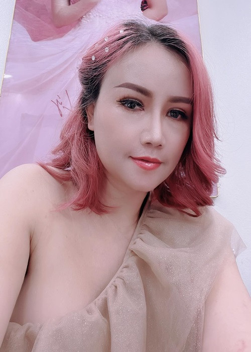 Nữ diễn viên chăm mặc gợi cảm sau khi nâng ngực.