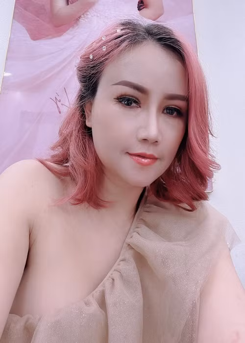 Nữ diễn viên chăm mặc gợi cảm sau khi nâng ngực.