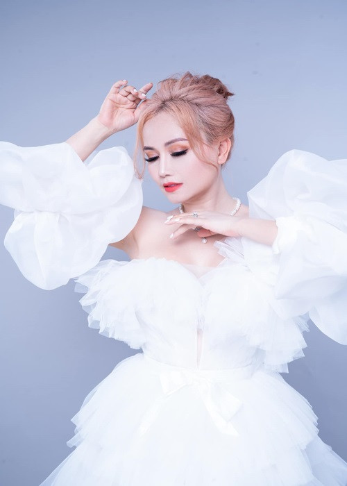 Nữ diễn viên cho biết, chồng cũ đã nhắn tin xin lỗi, nhận sai. Mỗi lần tiện đường, Hoàng Yến lại chở cô gái út sang chơi với chồng cũ.