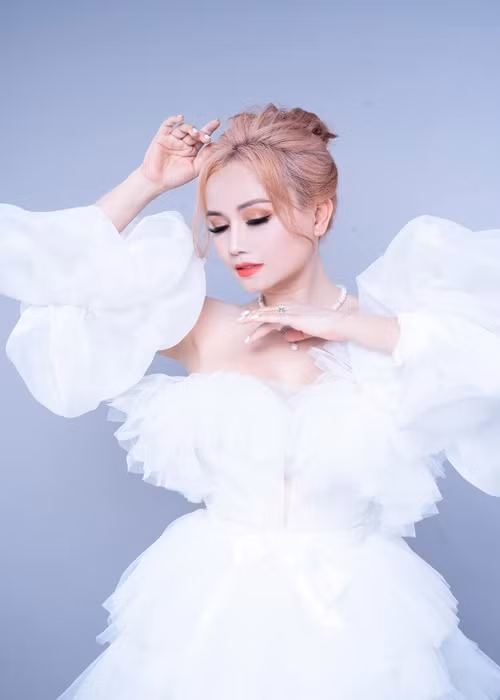 Nữ diễn viên cho biết, chồng cũ đã nhắn tin xin lỗi, nhận sai. Mỗi lần tiện đường, Hoàng Yến lại chở cô gái út sang chơi với chồng cũ.