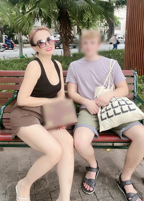 Cách đây không lâu, Hoàng Yến khoe được một chàng trai người Mỹ khen ngợi vẻ trẻ trung. "Bạn trai người Mỹ này nói rằng Hoàng Yến bằng tuổi mẹ bạn ấy, nhưng nhìn thì chỉ bằng chị gái của bạn ấy thôi", cô cho hay.