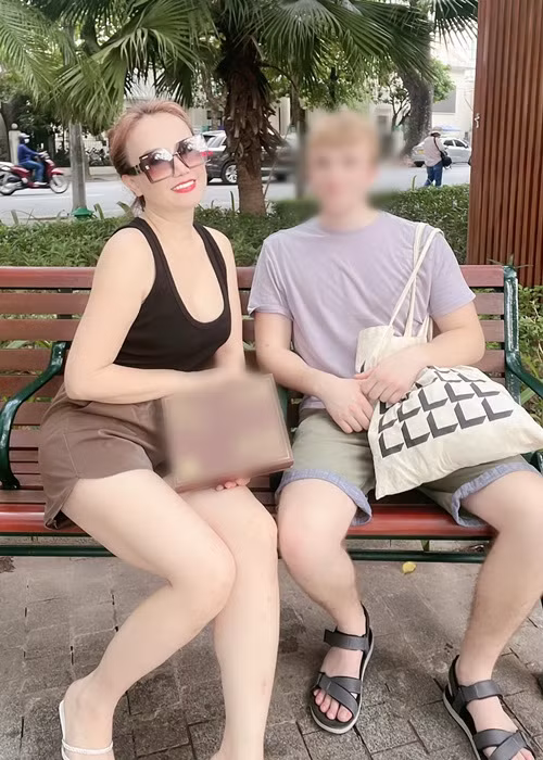 Cách đây không lâu, Hoàng Yến khoe được một chàng trai người Mỹ khen ngợi vẻ trẻ trung. "Bạn trai người Mỹ này nói rằng Hoàng Yến bằng tuổi mẹ bạn ấy, nhưng nhìn thì chỉ bằng chị gái của bạn ấy thôi", cô cho hay.