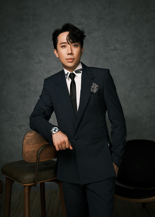 Trấn Thành nhắn nhủ antifan tung tin đồn thất thiệt: "Ký hợp đồng hôn nhân ai ngu mà ký chi tới 5-6 năm dài dữ vậy? Thấy ghét, tui gia hạn suốt đời luôn cho ngồi đợi chơi nè! Coi chừng nào mấy bạn được đắc ý nha? Thấy không nói cái làm tới, đồn hoài! Thiệt tình! Bớt lo cho vợ chồng em lại".