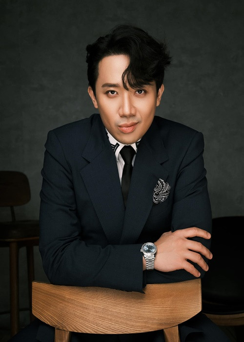 Trấn Thành bức xúc trước những tin đồn ác ý về vợ chồng anh từ những ngày đầu gắn bó cho đến nay. "Mới quen thì nói tui là người thứ ba. Quen rồi thì nói bà Heo có mới nới cũ. Đám cưới thì nói che mắt thiên hạ. Cả tháng nay đi quay phim mới đầu tắt mặt tối không chụp hình chung với vợ để post lên thì nói hết hợp đồng hôn nhân. Sáng tạo ghê hôn? Cái gì cũng nói được! Hay thiệt chớ", nam MC bày tỏ.