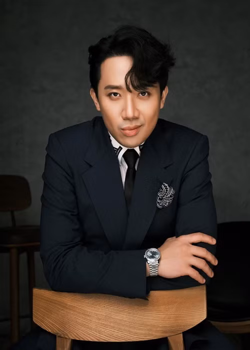 Trấn Thành bức xúc trước những tin đồn ác ý về vợ chồng anh từ những ngày đầu gắn bó cho đến nay. "Mới quen thì nói tui là người thứ ba. Quen rồi thì nói bà Heo có mới nới cũ. Đám cưới thì nói che mắt thiên hạ. Cả tháng nay đi quay phim mới đầu tắt mặt tối không chụp hình chung với vợ để post lên thì nói hết hợp đồng hôn nhân. Sáng tạo ghê hôn? Cái gì cũng nói được! Hay thiệt chớ", nam MC bày tỏ.