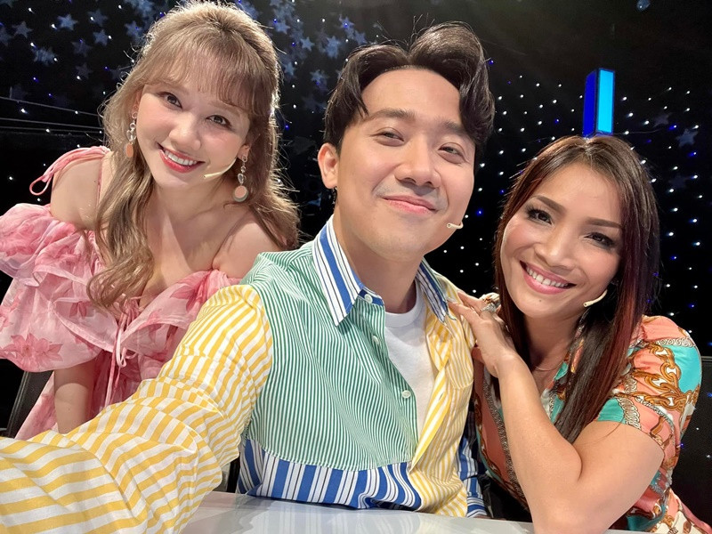 Hồi cuối tháng 10/2021, Trấn Thành từng bị một cư dân mạng tung tin đồn đơn phương ly hôn Hari Won. Thực tế, đây là tin đồn nhảm. Trấn Thành dập tắt tin đồn bằng clip nấu ăn cho vợ, cả hai còn hát hò tại nhà riêng.