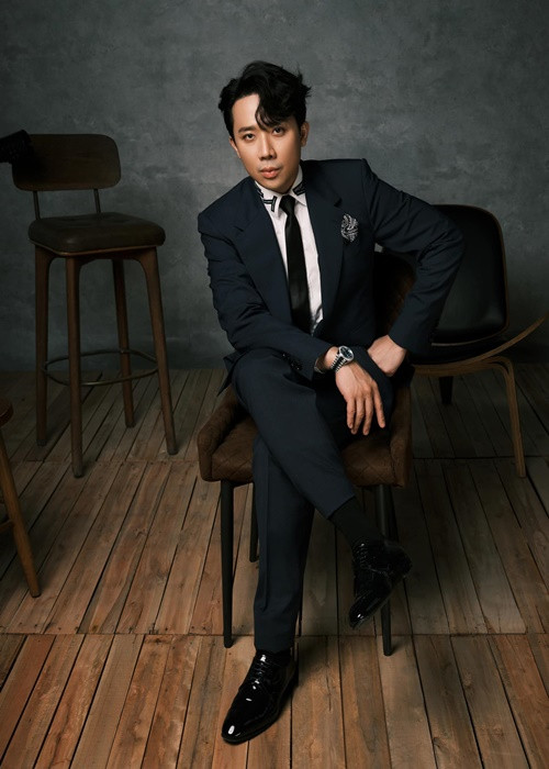 Cách đây ít ngày, Trấn Thành vốn có động thái đáp trả tin đồn hôn nhân. Cụ thể, khi Hari Won đăng tải loạt ảnh du lịch với hội bạn ở Phú Quốc, Trấn Thành để lại bình luận: “Bộ này quá đẹp nha vợ!”.