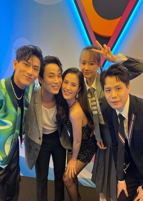 Tại sự kiện, Hari Won trông không được tươi tắn do bị sốt.