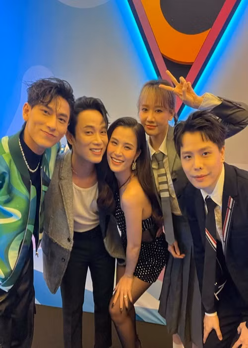 Tại sự kiện, Hari Won trông không được tươi tắn do bị sốt.