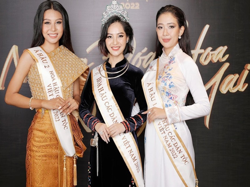 Bà Trương Ngọc Ánh – trưởng Ban tổ chức (BTC) chia sẻ về lý do chọn Á hậu Thạch Thu Thảo: "Trong đêm chung kết, BTC đã công bố việc lựa chọn đại diện tham dự Miss Earth 2022 sẽ là một trong top 3 chứ không nhất thiết là hoa hậu. Chúng tôi cũng đã có sự thống nhất trong BTC cùng tổ chức Hoa hậu Thế giới. Thạch Thu Thảo đáp ứng được nhiều tiêu chí như bản sắc, tài năng, catwalk, tập luyện rất chăm chỉ. Cô ấy múa rất đẹp trong bộ đồ Khmer, rất ấn tượng. Nét đẹp bản sắc rất quan trọng trong cuộc thi và khi ra thế giới". Ảnh: FBNV