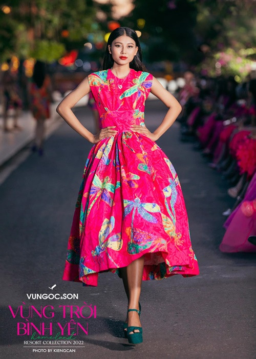 Chân dài sinh năm 2001 catwalk trong không ít sàn diễn thời trang. Ảnh: FBNV