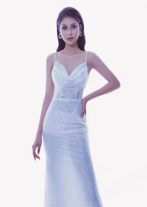 Tuy nhiên, được cha động viên, người đẹp tiếp tục lên đại học. Ảnh: Instagram