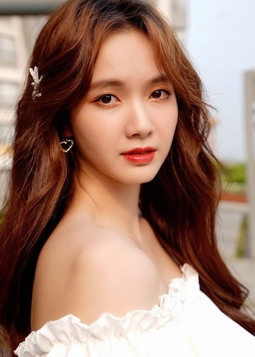 Cô được cư dân mạng ưu ái gọi là "thánh nữ Bolero" bởi nhan sắc xinh đẹp cùng giọng hát ngọt ngào qua các ca khúc như "Duyên phận", "Vùng lá me bay".