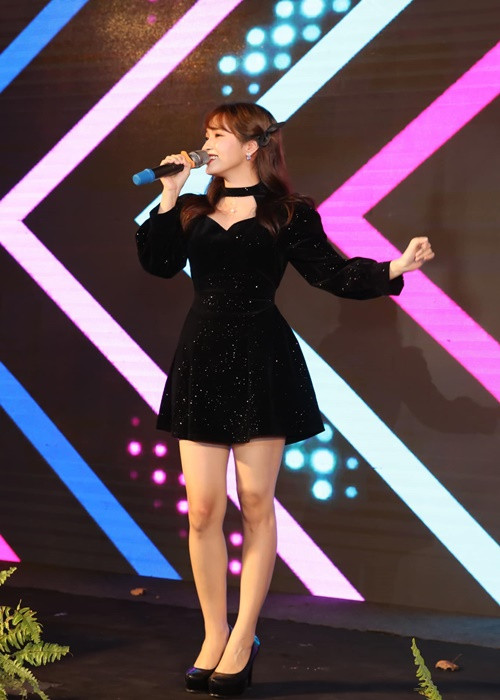 Jang Mi chăm chỉ đi hát sau khi nổi tiếng trên mạng xã hội.