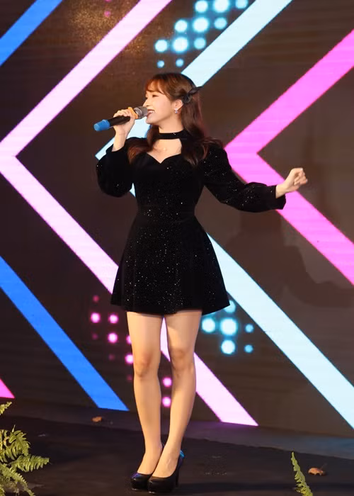 Jang Mi chăm chỉ đi hát sau khi nổi tiếng trên mạng xã hội.