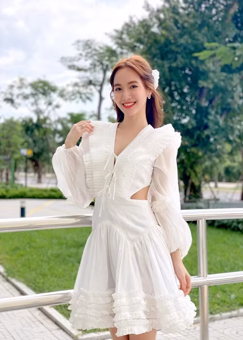 Jang Mi bắt đầu nổi tiếng qua các video hát trên xe buýt, clip cover trên mạng vào năm 2016.