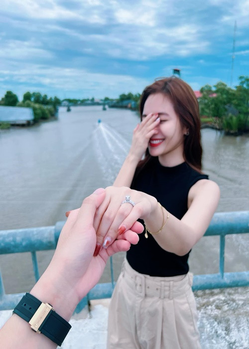 Mới đây, trên trang cá nhân, "Thánh nữ Bolero" Jang Mi đăng tải khoảnh khắc được bạn trai cầu hôn. Đồng thời, cô viết: "I said yes!" (Tạm dịch: Tôi đã nói đồng ý). Phía bạn trai của Jang Mi cũng chia sẻ hình ảnh cầu hôn và viết: "And suddenly life is so fulfilled. She said yes!" (Tạm dịch: Cuộc sống bỗng trở nên trọn vẹn. Cô ấy đã nói đồng ý).