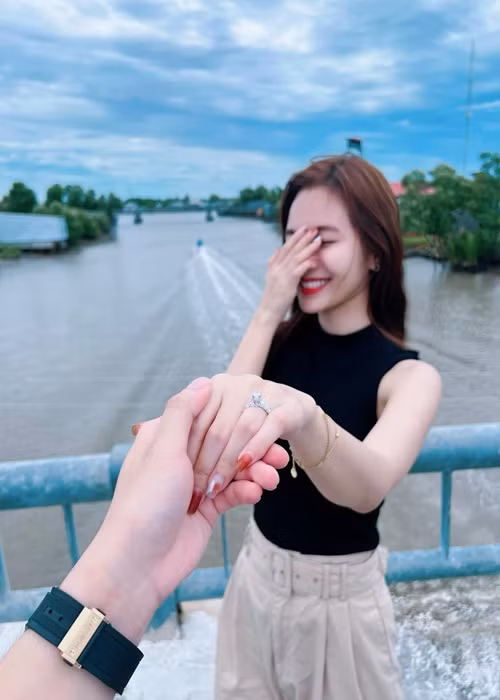 Mới đây, trên trang cá nhân, "Thánh nữ Bolero" Jang Mi đăng tải khoảnh khắc được bạn trai cầu hôn. Đồng thời, cô viết: "I said yes!" (Tạm dịch: Tôi đã nói đồng ý). Phía bạn trai của Jang Mi cũng chia sẻ hình ảnh cầu hôn và viết: "And suddenly life is so fulfilled. She said yes!" (Tạm dịch: Cuộc sống bỗng trở nên trọn vẹn. Cô ấy đã nói đồng ý).