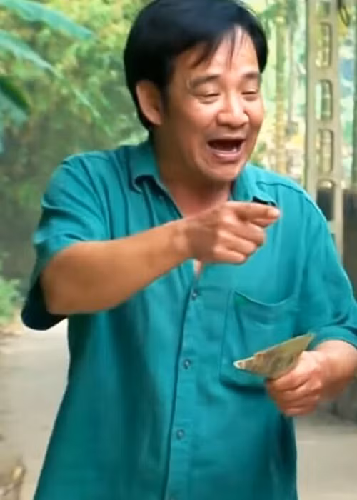 Nam nghệ sĩ “bị” gắn “mác” Quang Tèo từ năm 1983, hồi còn là sinh viên năm đầu tiên, tham gia trình diễn tiểu phẩm giao lưu. Hồi đó, anh vào vai một người khuyết tật (bị khoèo) tên là Tèo. Đó là một vai diễn ấn tượng, nên từ đó, mọi người quanh khu tập thể anh ở thường gọi anh là Quang Tèo. Ảnh: Dân Việt