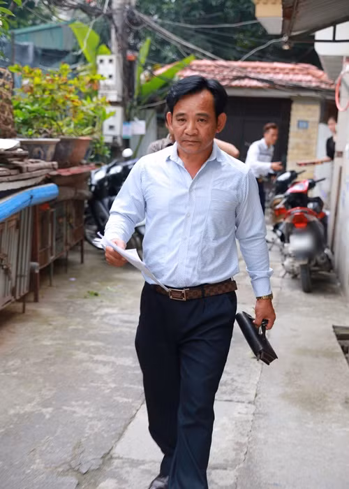 Quang Tèo xuất thân trong một gia đình nông thôn tại Hà Nội. Theo Tiền Phong, anh học ở Trường Cao đẳng Văn hóa nghệ thuật Quân đội (nay đã lên Đại học) từ năm 1983 đến 1986. Sau khi ra trường, anh đầu quân vào Nhà hát Kịch nói Quân đội. Ảnh: Người đưa tin