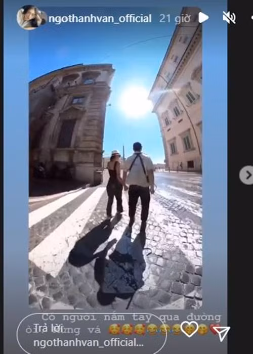 Hội ngộ, Ngô Thanh Vân liên tục chia sẻ khoảnh khắc bên chồng trẻ. Cô khoe được Huy Trần nắm tay qua đường.