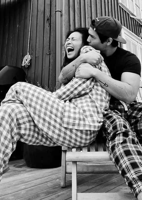 Ngô Thanh Vân đăng tải bộ ảnh bên Huy Trần vào mùa thu năm ngoái ở Na Uy. Nàng đả nữ tâm sự: “Na Uy thu là những ngày gần đông. Gió mùa bắt đầu lạnh, nhưng mặt hồ thì rất phẳng lặng. Lựa cơ hội 2 vợ chồng đi về tỉnh lẻ tên Boroy. Rồi tìm cho 2 đứa những giây phút để rời xa những ồn ào phồn hoa để hòa cùng thiên nhiên.