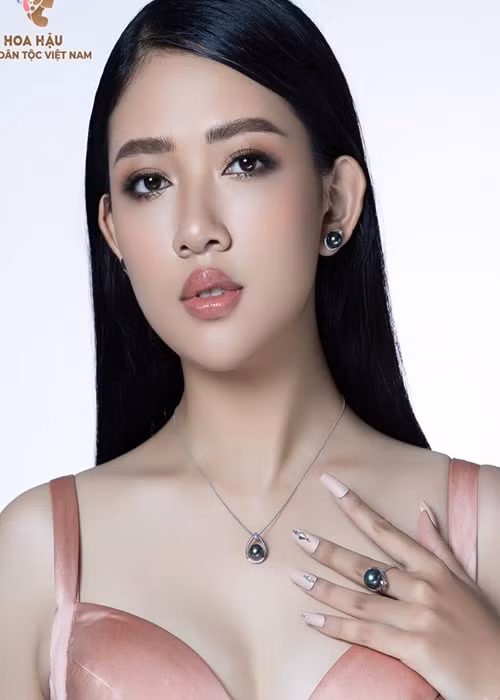 Tham gia Hoa hậu các Dân tộc Việt Nam 2022, Hoa Đan là một trong 30 thí sinh lọt vào chung kết.