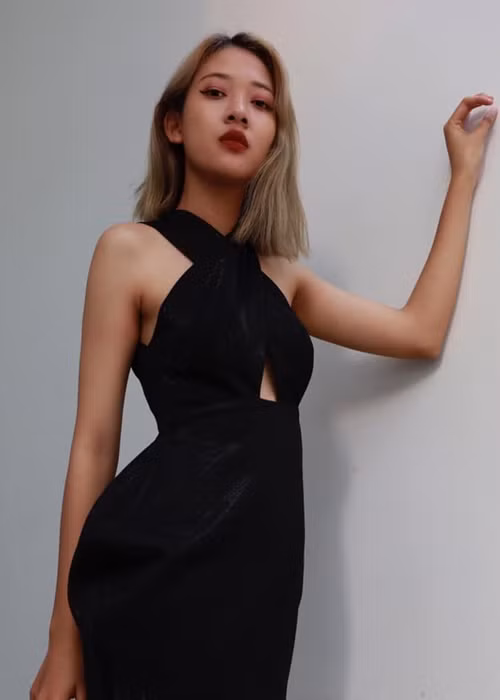 Vòng ba gần một mét của người đẹp sinh năm 2001 gây ấn tượng.