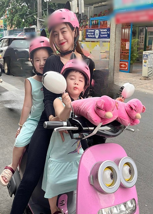 Cụ thể, một tài khoản Facebook để lại bình luận đánh giá Bảo Ngọc: "Thường thì mấy đứa này hay nuôi con một mình lắm". Nhanh chóng, Bảo Ngọc đáp trả: "Nuôi con một mình thì sao ta? Người ta cũng đâu có dùng tiền của bạn, chỉ dùng tiền của người ta để nuôi con mà. Đó là người khác sẽ nói như vậy. Còn em rất trân trọng, đề cao bình luận của bạn. Chúc bạn một ngày tốt lành nha".