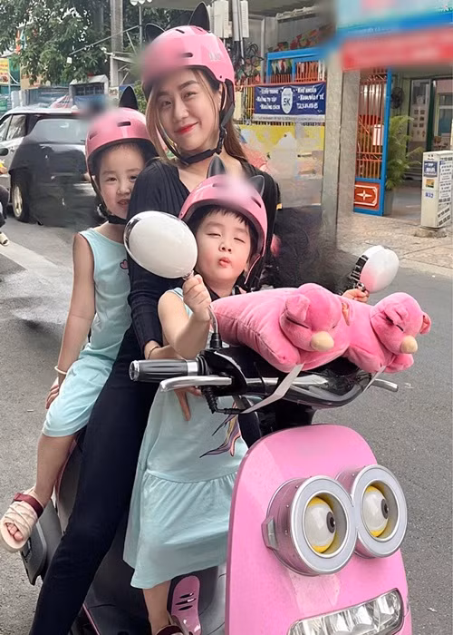 Cụ thể, một tài khoản Facebook để lại bình luận đánh giá Bảo Ngọc: "Thường thì mấy đứa này hay nuôi con một mình lắm". Nhanh chóng, Bảo Ngọc đáp trả: "Nuôi con một mình thì sao ta? Người ta cũng đâu có dùng tiền của bạn, chỉ dùng tiền của người ta để nuôi con mà. Đó là người khác sẽ nói như vậy. Còn em rất trân trọng, đề cao bình luận của bạn. Chúc bạn một ngày tốt lành nha".