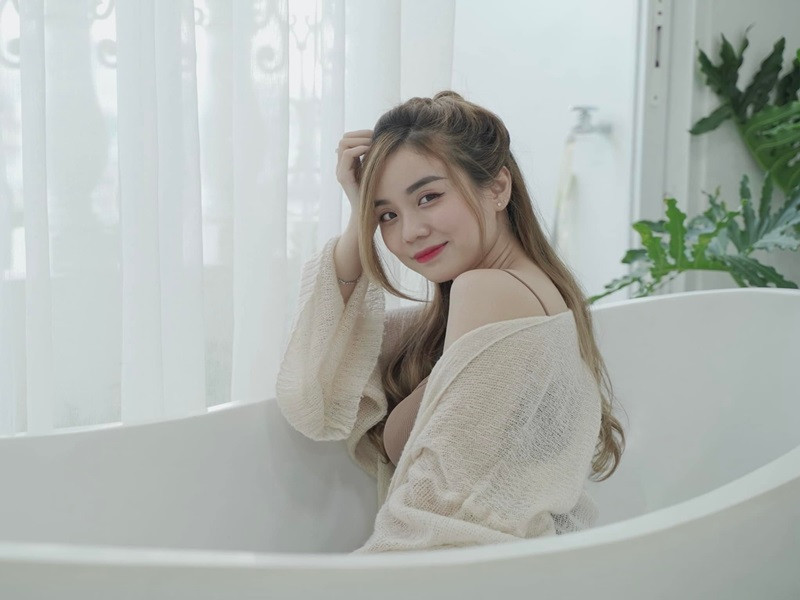 Cô tâm sự: “Tôi sống cảm xúc nhiều, nên tôi nghĩ nếu tôi định cư ở nước ngoài, sau này mẹ lớn tuổi hơn, lỡ mẹ bệnh hay có việc gì, mình ở xa không làm gì được, bất lực lắm. Tôi sợ mấy cảm giác đó kinh khủng. Với cả ba mẹ tôi chia tay lúc tôi 3 tuổi hơn, nên từ nhỏ tôi đã muốn bù đắp rất nhiều cho mẹ rồi. Sau này mẹ có bạn nhưng chỉ dừng lại ở mức tri kỷ chứ không đi thêm bước nữa. Vì thế tôi không muốn mẹ phải một mình khi về già, mà đi được cả gia đình qua nước ngoài khá tốn kém và rắc rối. Thật sự thì đi đâu tôi cũng thấy không thoải mái như ở Việt Nam. Từ đồ ăn, cảnh vật, con người, tôi quen thuộc với nơi này và chưa bao giờ muốn thay đổi”.