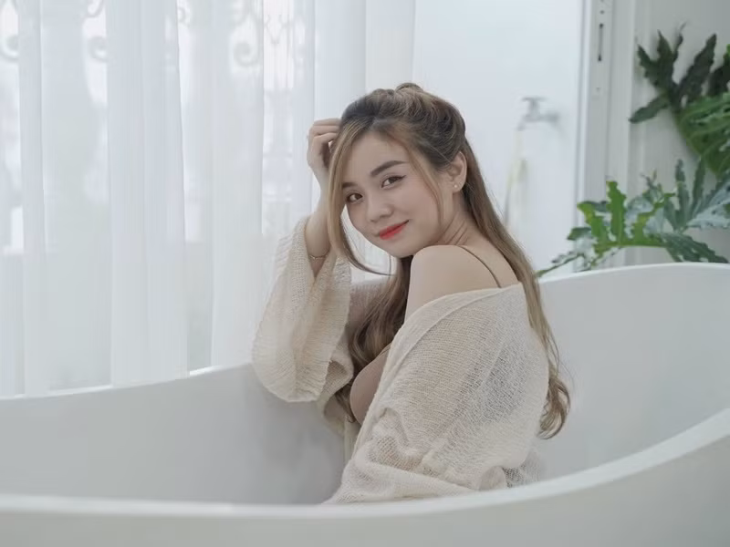 Cô tâm sự: “Tôi sống cảm xúc nhiều, nên tôi nghĩ nếu tôi định cư ở nước ngoài, sau này mẹ lớn tuổi hơn, lỡ mẹ bệnh hay có việc gì, mình ở xa không làm gì được, bất lực lắm. Tôi sợ mấy cảm giác đó kinh khủng. Với cả ba mẹ tôi chia tay lúc tôi 3 tuổi hơn, nên từ nhỏ tôi đã muốn bù đắp rất nhiều cho mẹ rồi. Sau này mẹ có bạn nhưng chỉ dừng lại ở mức tri kỷ chứ không đi thêm bước nữa. Vì thế tôi không muốn mẹ phải một mình khi về già, mà đi được cả gia đình qua nước ngoài khá tốn kém và rắc rối. Thật sự thì đi đâu tôi cũng thấy không thoải mái như ở Việt Nam. Từ đồ ăn, cảnh vật, con người, tôi quen thuộc với nơi này và chưa bao giờ muốn thay đổi”.