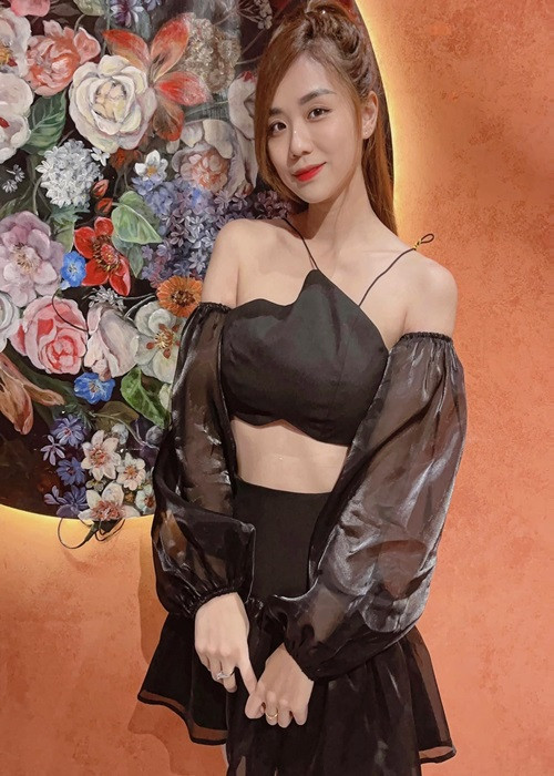 Có ông bà nội là vợ chồng nghệ sĩ Bảo Quốc, Bảo Ngọc không sang Mỹ định cư vì mẹ ruột.