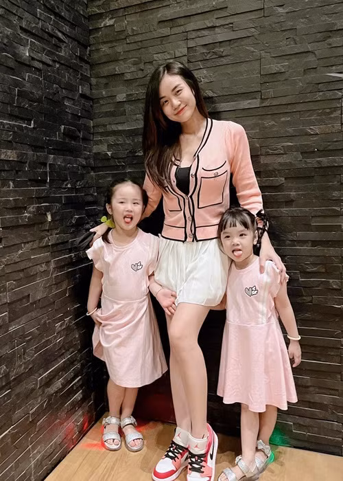 Bảo Ngọc hiện tại vui vẻ với cuộc sống mẹ đơn thân của hai bé gái.