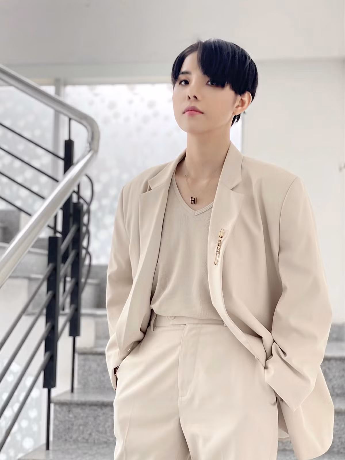 Vũ Cát Tường thừa nhận, bản thân lại khó đối diện với ba. Giọng ca 9x chia sẻ: “Hai năm trước, Tường đã 28 tuổi và hoạt động trong nghệ thuật 8 năm. Do đó, khi ba hỏi Tường hai câu đó thì Tường biết ba không hiểu gì về mình cả… Ba chưa bao giờ… quan tâm tới cảm xúc của mình hết”. Ảnh: FBNV