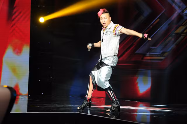 Vũ công Adam Lâm là con trai út và trên là 3 chị gái. Từ lúc 6 tuổi, Adam Lâm không có cảm xúc gì với con gái mà lại có cảm xúc mạnh với con trai. Từ đó, vũ công đã biết bản thân là gay. Ảnh: VTV