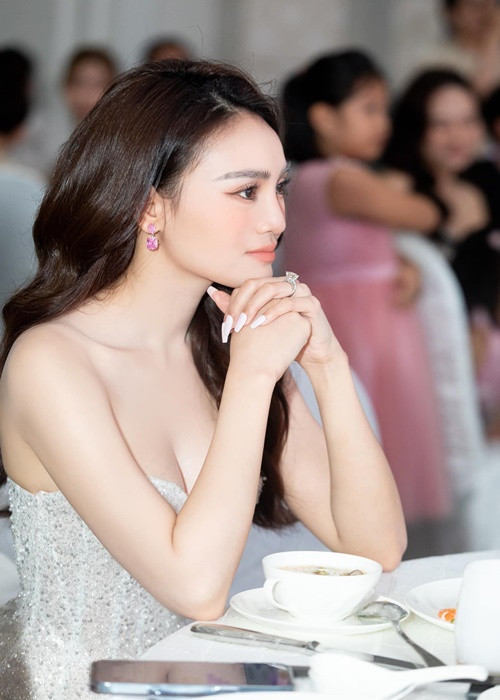 Lan Ngọc có độ hot nên cát-sê đóng phim của cô được cho là không nhỏ. Tuy nhiên, nữ diễn viên cho biết, cát-sê của cô chỉ ở mức độ bình thường. Ảnh: FBNV