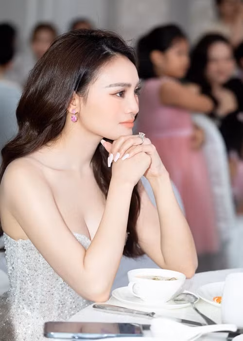 Lan Ngọc có độ hot nên cát-sê đóng phim của cô được cho là không nhỏ. Tuy nhiên, nữ diễn viên cho biết, cát-sê của cô chỉ ở mức độ bình thường. Ảnh: FBNV