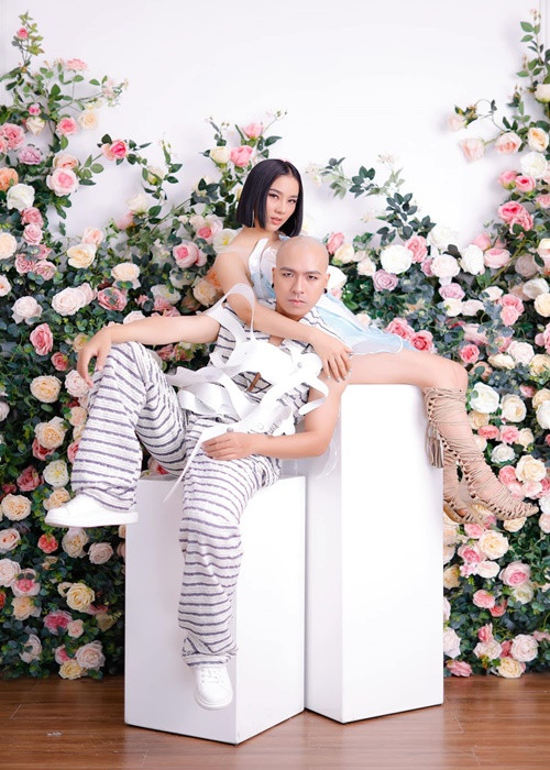 Tháng 5/2021, Phạm Lịch đăng ký kết hôn khi cảm thấy đây là thời điểm chín muồi để cả hai có trách nhiệm, trao cho nhau sự tin tưởng.