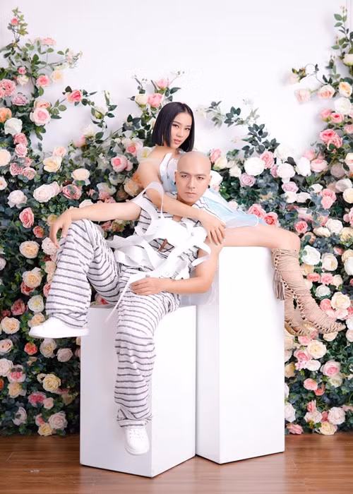 Tháng 5/2021, Phạm Lịch đăng ký kết hôn khi cảm thấy đây là thời điểm chín muồi để cả hai có trách nhiệm, trao cho nhau sự tin tưởng.