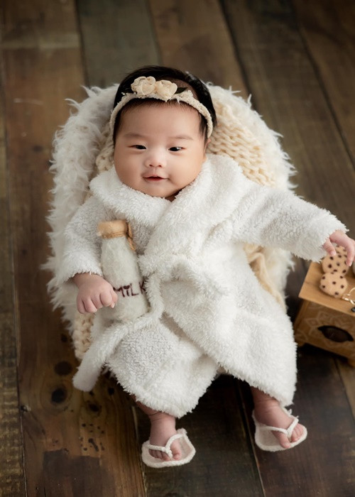 Cô tiết lộ con gái tên Ánh Dương, nặng 4kg khi chào đời.