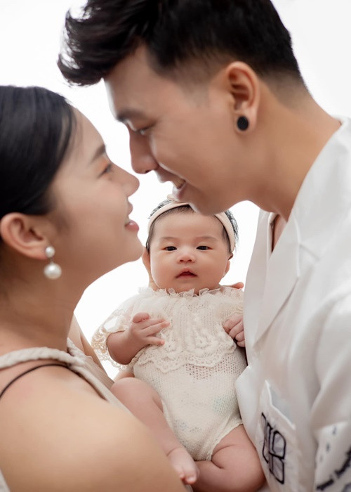 Vợ chồng Phạm Lịch chụp ảnh kỷ niệm cùng con gái để mừng con tròn 1 tháng tuổi.