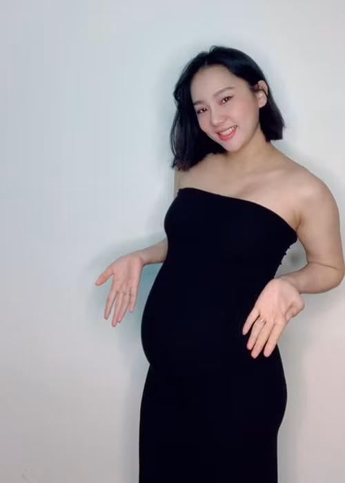 Tháng 2/2022, Phạm Lịch xác nhận mang bầu con đầu lòng.