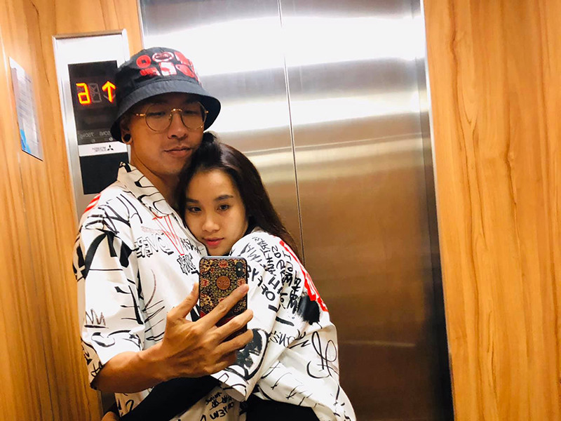 Phạm Lịch và Toàn Trung từng yêu xa. Khi nhận lời yêu, Phạm Lịch sinh sống ở TP HCM còn nửa kia của cô ở Hà Nội. Đến năm 2020, Toàn Trung đã chuyển vào TP HCM gần Phạm Lịch.