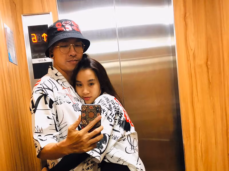 Phạm Lịch và Toàn Trung từng yêu xa. Khi nhận lời yêu, Phạm Lịch sinh sống ở TP HCM còn nửa kia của cô ở Hà Nội. Đến năm 2020, Toàn Trung đã chuyển vào TP HCM gần Phạm Lịch.